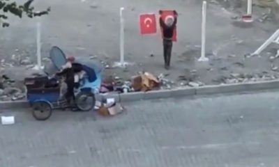 Aferin Size Çocuklar! Çöpteki Türk bayraklarını temizleyip Tel Örgülerine Astılar... 1