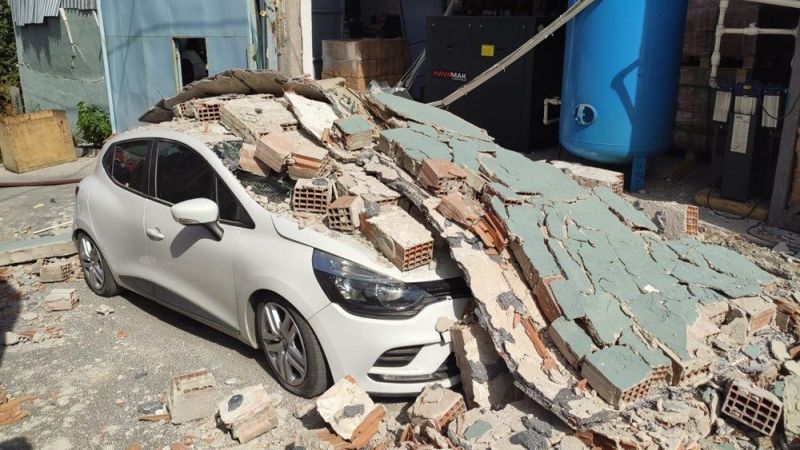 İstanbul'da korkunç patlama! Duvarlar yıkıldı araçlar altında kaldı 1