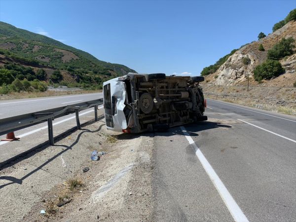 Erzincan'da feci kaza! Minibüs devrildi: 7 yaralı 1