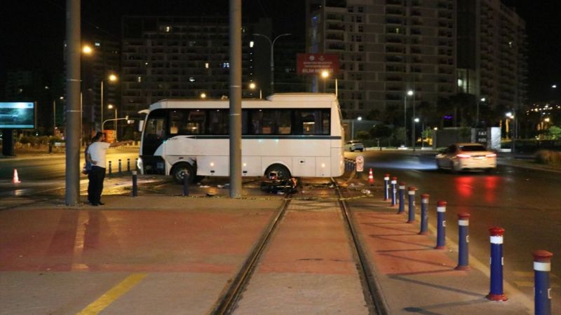 İzmir'de feci kaza! Minibüse çarpan motosikletin sürücüsü öldü 2