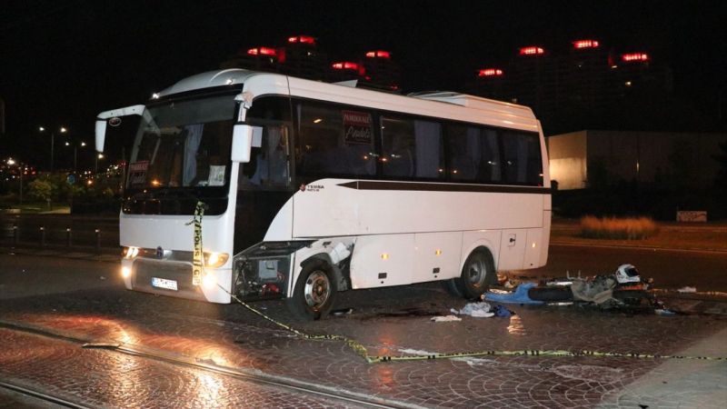 İzmir'de feci kaza! Minibüse çarpan motosikletin sürücüsü öldü 1