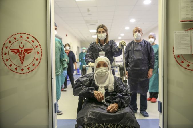 Ankara'da 96 yaşında koronavirüsü yendi, hastaneden alkışlarla taburcu edildi 2