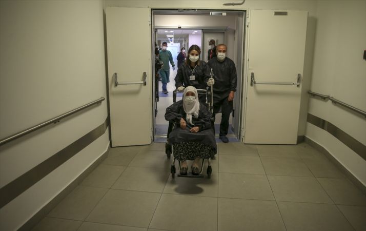Ankara'da 96 yaşında koronavirüsü yendi, hastaneden alkışlarla taburcu edildi 4