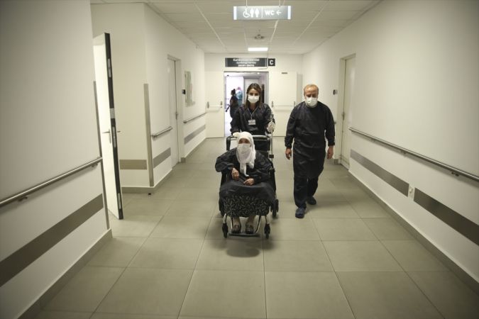 Ankara'da 96 yaşında koronavirüsü yendi, hastaneden alkışlarla taburcu edildi 5