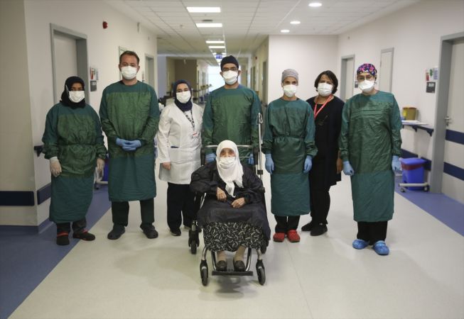 Ankara'da 96 yaşında koronavirüsü yendi, hastaneden alkışlarla taburcu edildi 6