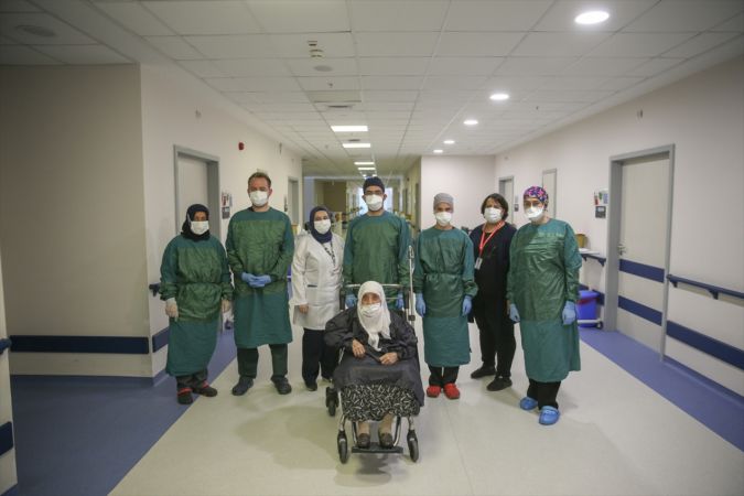 Ankara'da 96 yaşında koronavirüsü yendi, hastaneden alkışlarla taburcu edildi 7