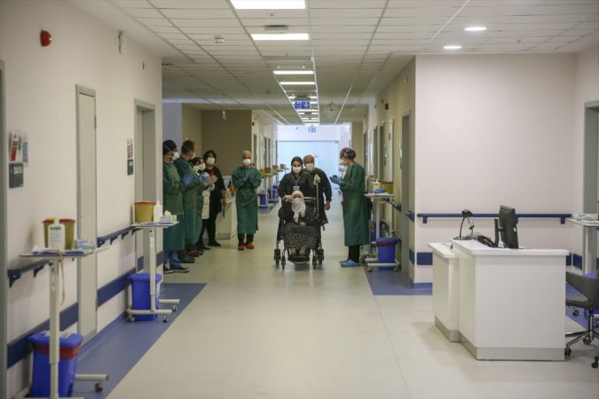 Ankara'da 96 yaşında koronavirüsü yendi, hastaneden alkışlarla taburcu edildi 11