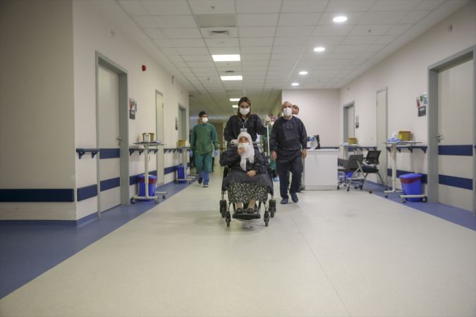 Ankara'da 96 yaşında koronavirüsü yendi, hastaneden alkışlarla taburcu edildi 12