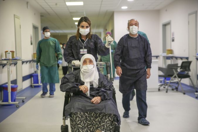 Ankara'da 96 yaşında koronavirüsü yendi, hastaneden alkışlarla taburcu edildi 1