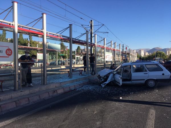 Kayseri'de durakta bekleyen genç otomobilin çarpması sonucu yaralandı 1