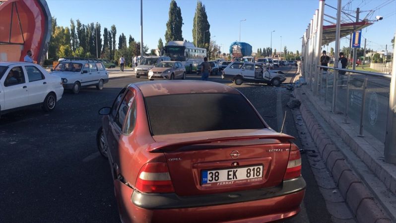 Kayseri'de durakta bekleyen genç otomobilin çarpması sonucu yaralandı 2