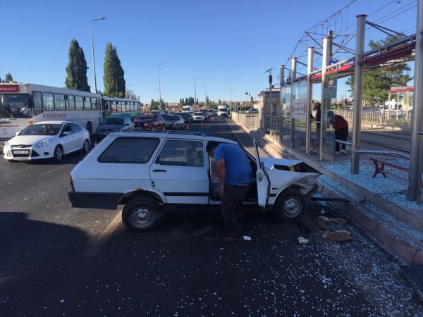 Kayseri'de durakta bekleyen genç otomobilin çarpması sonucu yaralandı 3