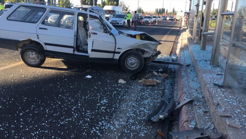 Kayseri'de durakta bekleyen genç otomobilin çarpması sonucu yaralandı 4