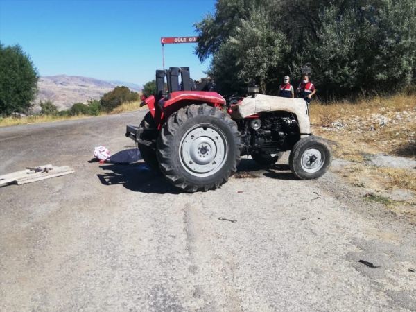 Sivas'ta devrilen traktörün altında kalan 2 kardeş öldü 1