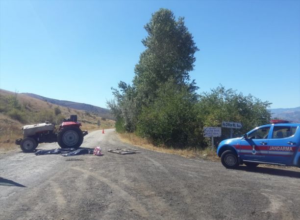 Sivas'ta devrilen traktörün altında kalan 2 kardeş öldü 2
