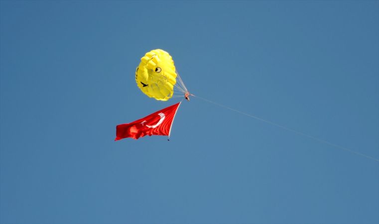 Deniz paraşütünde dev Türk bayrağı açtılar 1