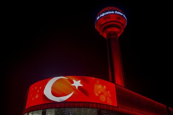 Ankara'nın sembolü Atakule'de dev Türk bayrağı dalgalandırıldı 1