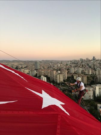 Ankara'nın sembolü Atakule'de dev Türk bayrağı dalgalandırıldı 5