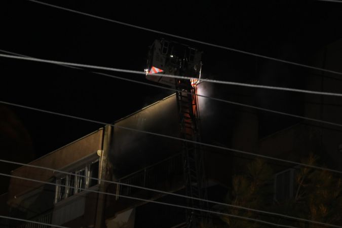 İzmir'de "çöp evde" çıkan yangında bir kişi öldü 1