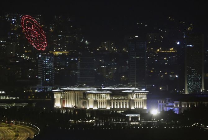 Cumhurbaşkanlığı Külliyesi'nde Zafer Bayramı'na özel 300 İHA ile ışık gösterisi yapıldı 2