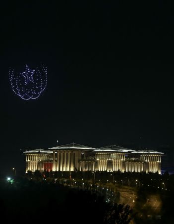 Cumhurbaşkanlığı Külliyesi'nde Zafer Bayramı'na özel 300 İHA ile ışık gösterisi yapıldı 9