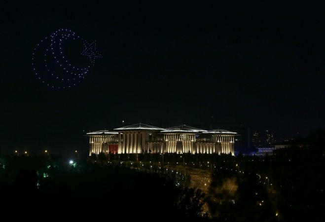 Cumhurbaşkanlığı Külliyesi'nde Zafer Bayramı'na özel 300 İHA ile ışık gösterisi yapıldı 10