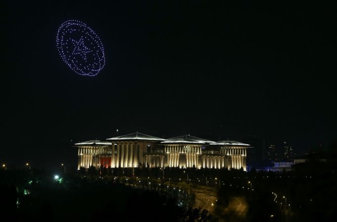 Cumhurbaşkanlığı Külliyesi'nde Zafer Bayramı'na özel 300 İHA ile ışık gösterisi yapıldı 12