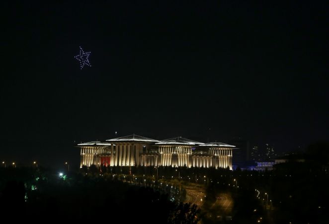 Cumhurbaşkanlığı Külliyesi'nde Zafer Bayramı'na özel 300 İHA ile ışık gösterisi yapıldı 16