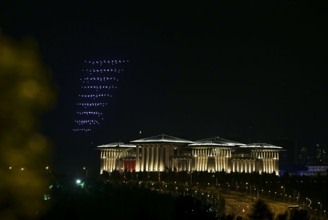 Cumhurbaşkanlığı Külliyesi'nde Zafer Bayramı'na özel 300 İHA ile ışık gösterisi yapıldı 18