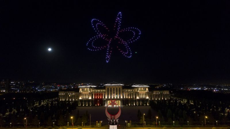 Cumhurbaşkanlığı Külliyesi'nde Zafer Bayramı'na özel 300 İHA ile ışık gösterisi yapıldı 24