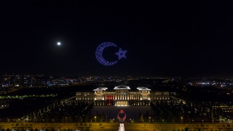 Cumhurbaşkanlığı Külliyesi'nde Zafer Bayramı'na özel 300 İHA ile ışık gösterisi yapıldı 25