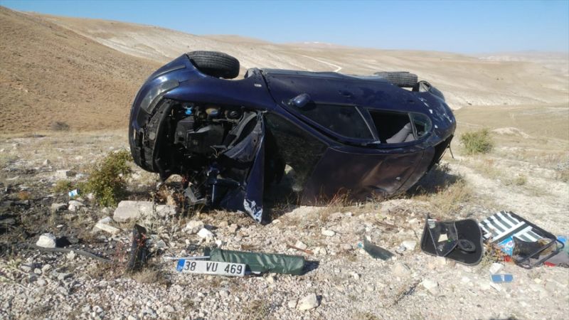 Sivas'ta otomobil devrildi: 1 ölü, 2 yaralı 2