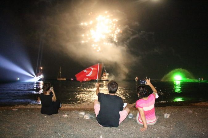 Antalya'nın ünlü Konyaaltı sahilinde teknelerle ışık gösterisi ilgi gördü 1