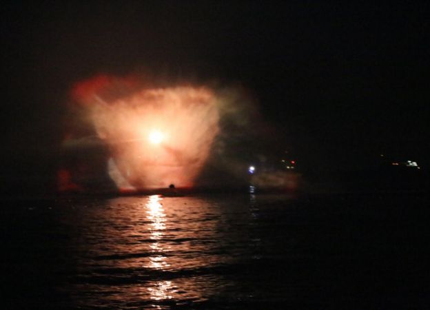 Antalya'nın ünlü Konyaaltı sahilinde teknelerle ışık gösterisi ilgi gördü 2