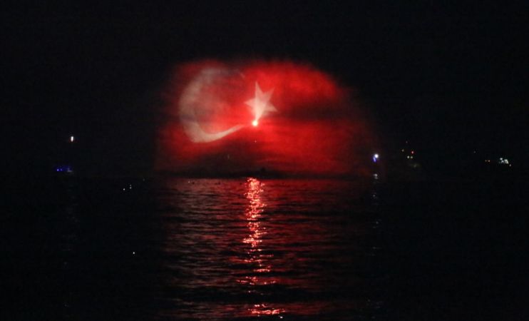 Antalya'nın ünlü Konyaaltı sahilinde teknelerle ışık gösterisi ilgi gördü 3