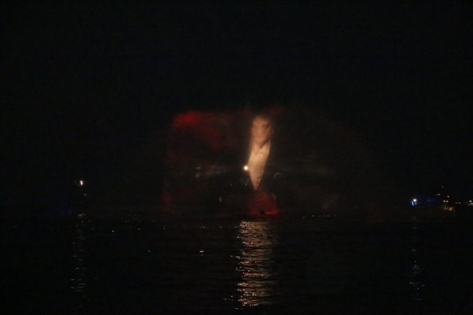 Antalya'nın ünlü Konyaaltı sahilinde teknelerle ışık gösterisi ilgi gördü 4