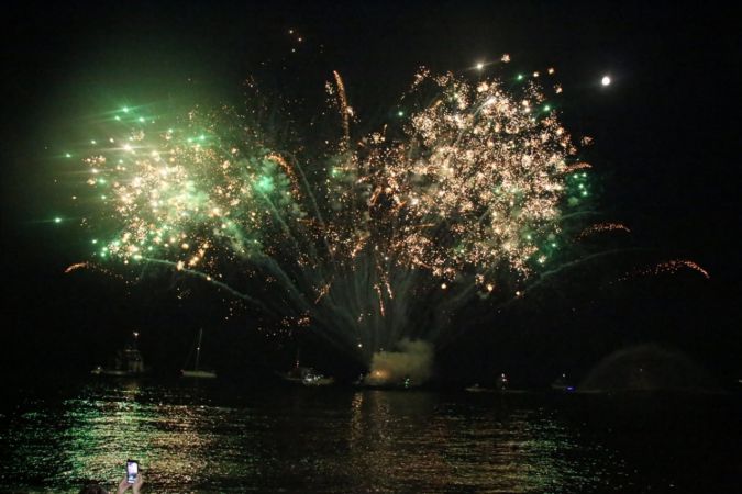 Antalya'nın ünlü Konyaaltı sahilinde teknelerle ışık gösterisi ilgi gördü 6