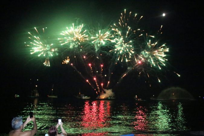 Antalya'nın ünlü Konyaaltı sahilinde teknelerle ışık gösterisi ilgi gördü 7