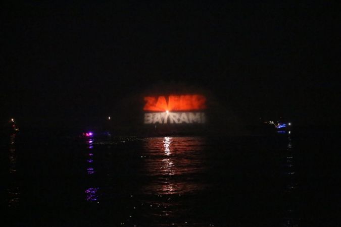 Antalya'nın ünlü Konyaaltı sahilinde teknelerle ışık gösterisi ilgi gördü 8