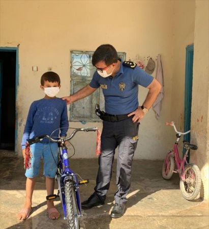 Bisikleti bozulan Suriyeli çocuğa polislerden sürpriz 1