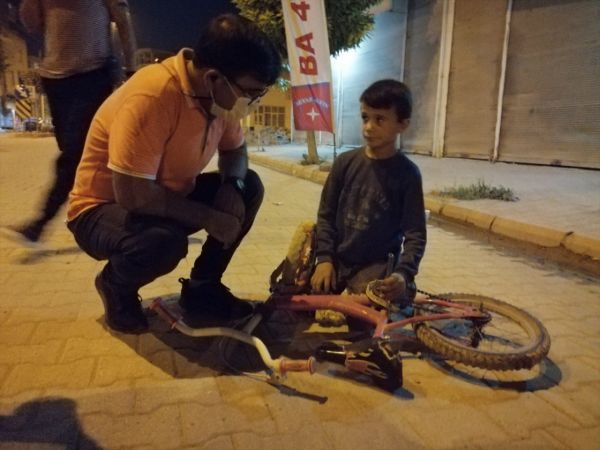 Bisikleti bozulan Suriyeli çocuğa polislerden sürpriz 2