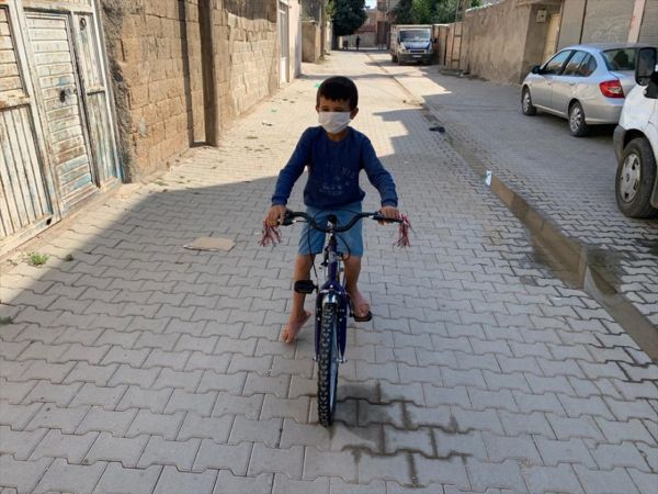 Bisikleti bozulan Suriyeli çocuğa polislerden sürpriz 3