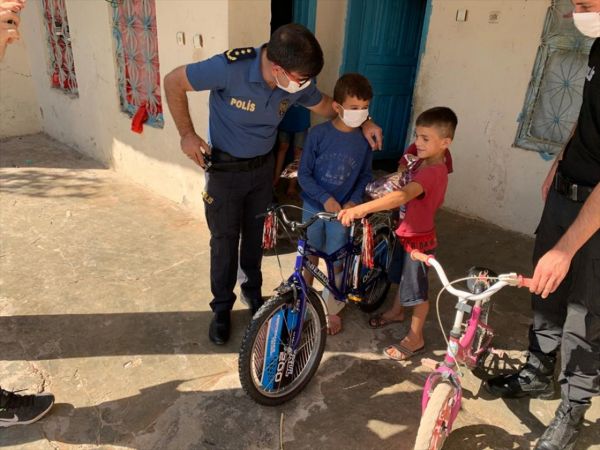 Bisikleti bozulan Suriyeli çocuğa polislerden sürpriz 4