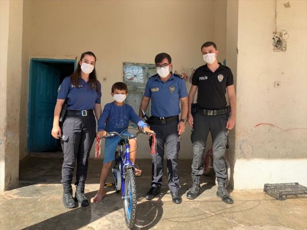 Bisikleti bozulan Suriyeli çocuğa polislerden sürpriz 5