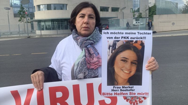 PKK tarafından kızı kaçırılan anne Başbakanlığın önünde eylem yaptı 3