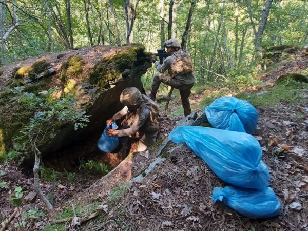 PKK'ya ait yaşam malzemesi ele geçirildi 3