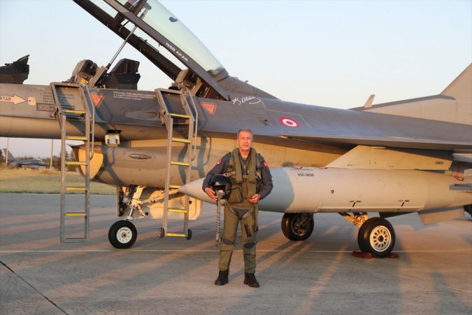 Bakan Akar, F-16 ile Ege semalarında uçtu 3