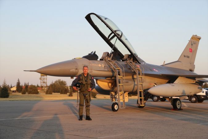 Bakan Akar, F-16 ile Ege semalarında uçtu 6