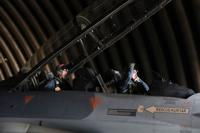 Bakan Akar, F-16 ile Ege semalarında uçtu 9