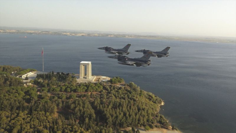 Bakan Akar, F-16 ile Ege semalarında uçtu 15